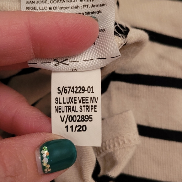 3/$25 Old Navy neutral striped v-neck tank, size petite L - Picture 5 of 5